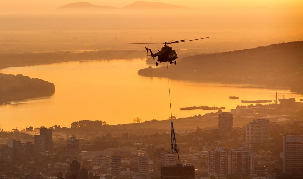 Kako-je-helikopterom-pokusana-montaza-vrha-pilona-mosta-na-adi.jpg