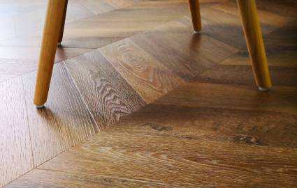 foto: Modularni podovi / Chevron slog LVT pod LVT podovi u stambenim objektima