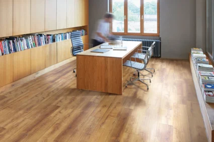 foto: Modularni podovi d.o.o. / LVT Aspecta One, Colonial Oak, Honey Modularni LVT pod u poslovnom prostoru