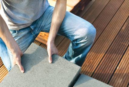 foto: www.pexels.com Deking i pločice na terasi