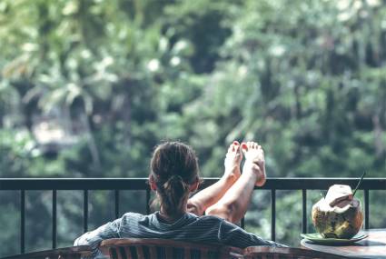 Devojka na terasi / Foto: pexels.com Devojka na terasi