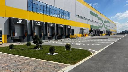Parterno uređenje industrijski objekat u Krnješevcima / foto: Arhibet d.o.o. Parterno uređenje industrijski objekat u Krnješevcima