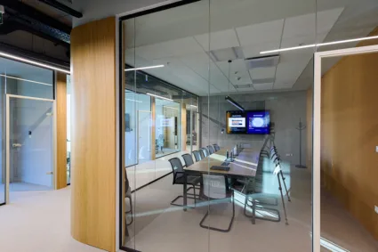 Poslovni prostor kompanije Bloomberg Adria Beograd, projekat: MAIN Architects / foto: Miloš Simić Sala za sastanke