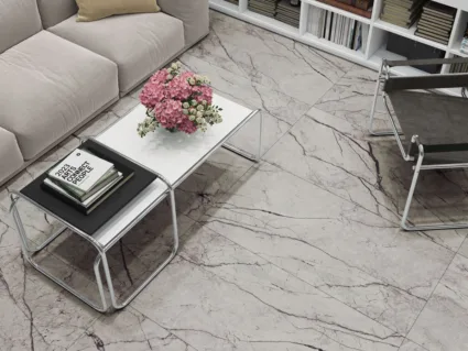 Tilezza keramičke pločice, serija Bidisar 120x60 / Foto: tilezza.com dnevna soba sa nameštajem i podom u sivoj boji