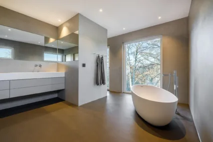 Hardrock ultra / Foto: german-design-award.com belo moderno kupatilo sa braon podom