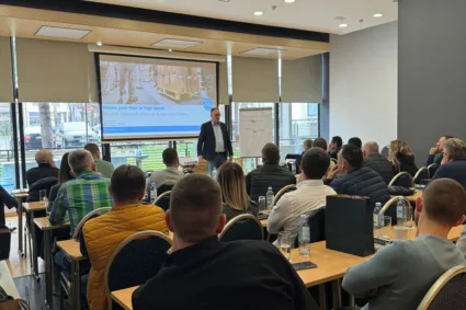 Seminar stručno predavanja, poslovni ljudi u sali