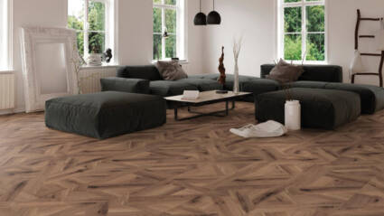 AQUApro Select Oak Milano Vittorio 8 mm klasa 33 Artinvest d.o.o. / foto: Kaindl dnevna soba sa braon podom, zelenom garniturom za sedenje, drvenim stoliće,belim zidovima i prozorima
