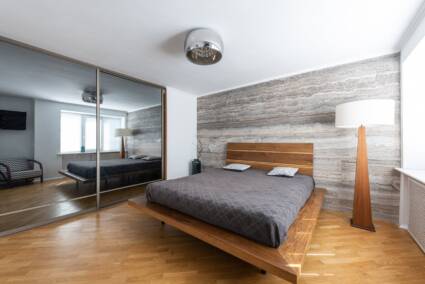 Drveni pod u spvaćoj sobi / Foto: pexels.com drveni pod u spavaćoj sobi sa velikim francuskim ležajem i staklenim plakarom