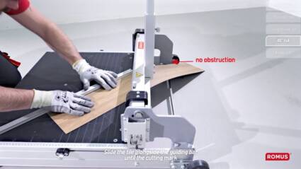 Giljotina za pločice Romus/ Izvor: You Tube video screenshot majstor seče podne pločice mašinom