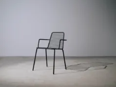Beton i stolica od metala