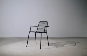 Beton i stolica od metala