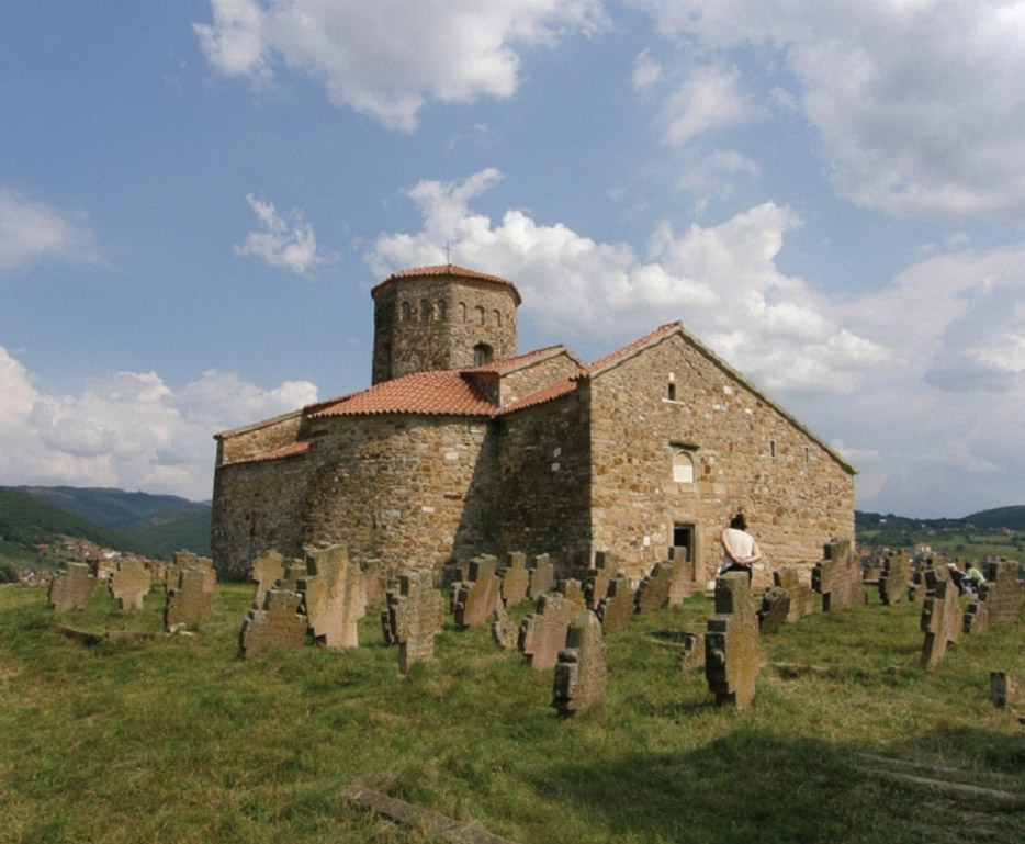 Crkva Sv. Apostola Petra i Pavla, VIII vek, sa starinskim grobljem kod Novog Pazara, čiji su nadgrobni spomenici izgrađeni od „trahita”