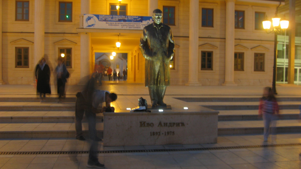 Andrićeva statua ponosno stoji u centru njegovog grada