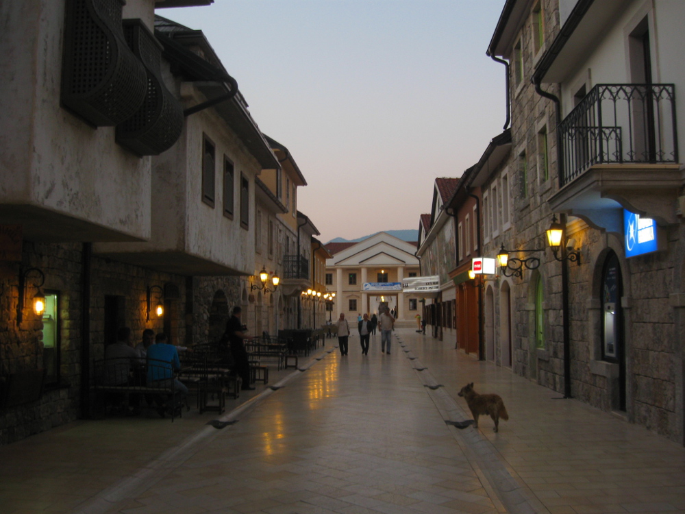 Glavna ulica u Andrićgradu u sumrak