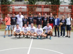 mladi košarkaši iz kraja i zaposleni iz kompanije Roma Company