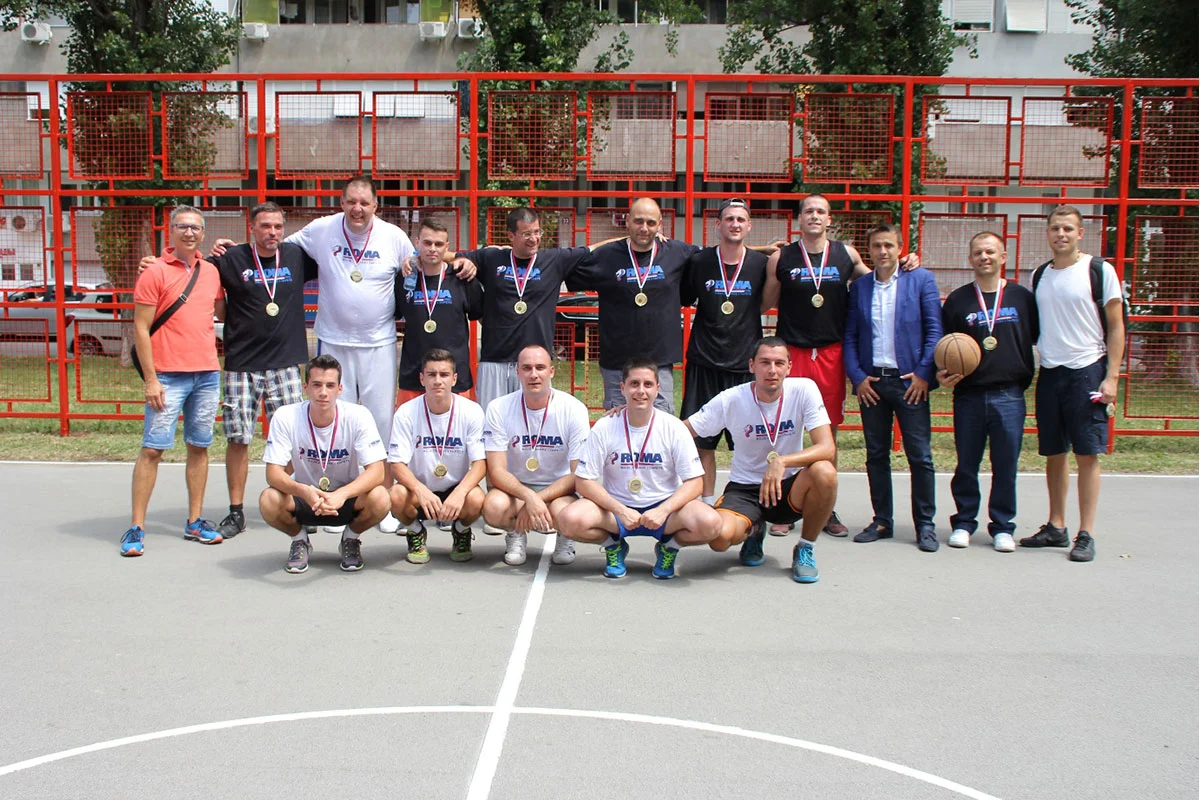 mladi košarkaši iz kraja i zaposleni iz kompanije Roma Company