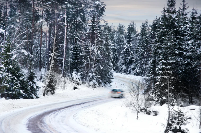 Kretanje auta po zimskom putu