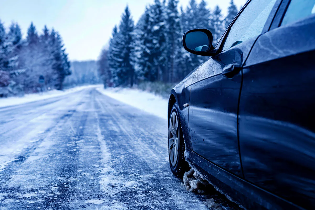 Auto na zaleđenom putu