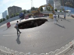 Otvorena rupa na putu u Kini iznenadila je učesnike u saobraćaju