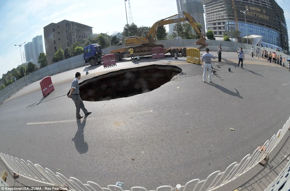 Otvorena rupa na putu u Kini iznenadila je učesnike u saobraćaju