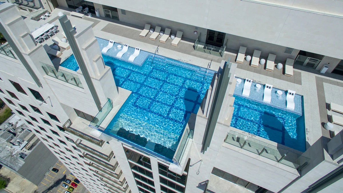 Zamislite da plivate u bazenu koji se nalazi na četrdesetom spratu neke zgrade