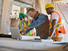 Građevinski radnici, pregled projektne dokumentacije