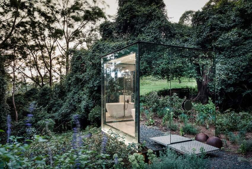 Stakleno kupatilo u šumi