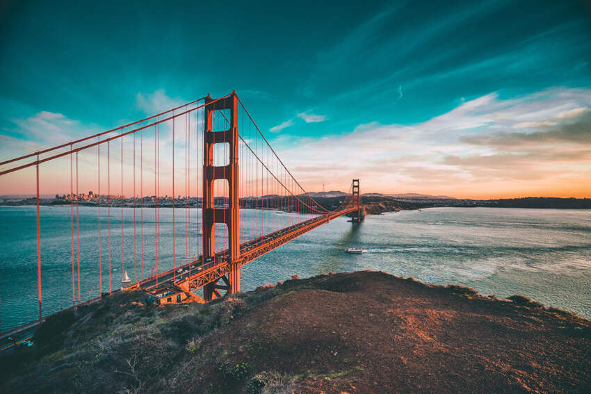 Golden Gejt je viseći most dužine 2.737 m koji se prostire iznad Golden Gejt moreuza, povezujući San Francisko i okrug Marin.