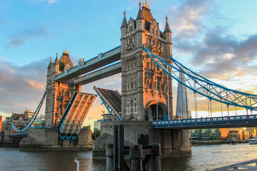 Most Tauer (Tower Bridge) je pokretni most preko reke Temze u Londonu
