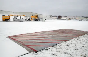 Otapanje snega i leda na aerodromu uz pomoć automatskog podnog grejanja