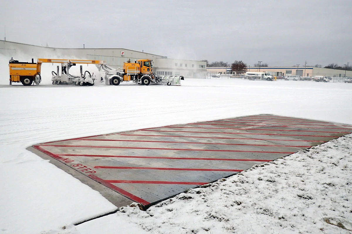 Otapanje snega i leda na aerodromu uz pomoć automatskog podnog grejanja