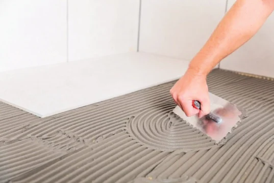 Sistem za renoviranje „pločica na pločicu” Nnaošenje lepka Baumacol FlexTop