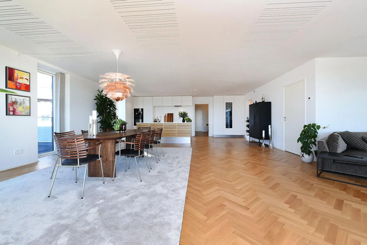 Moderan dnevni boravak u jednom od apartmana / Herringbone parket STOCKHOLM