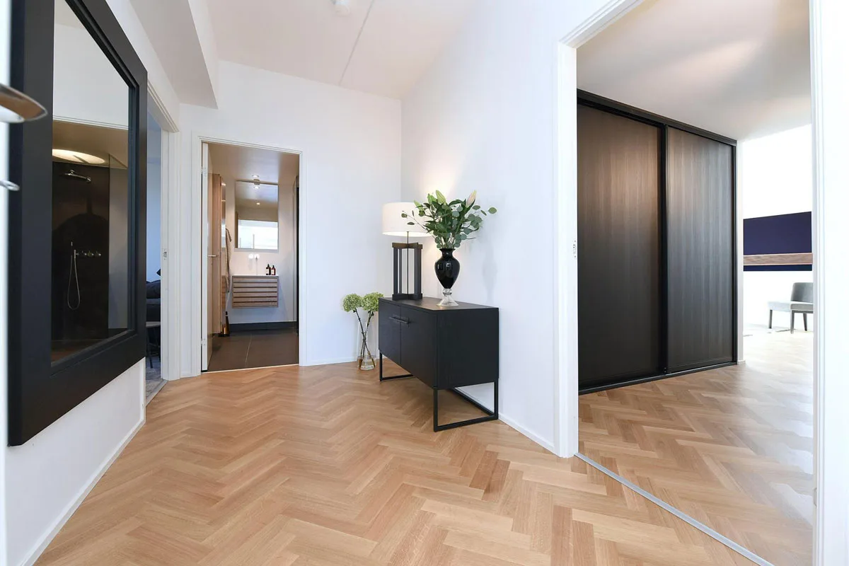 Moderan i lagan hodnik koji vodi u spavaću sobu / Herringbone parket STOCKHOLM