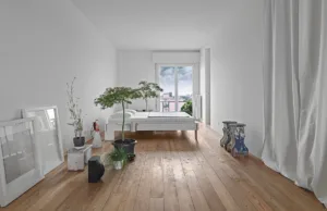Moderni enterijer stana sa drvenim podom