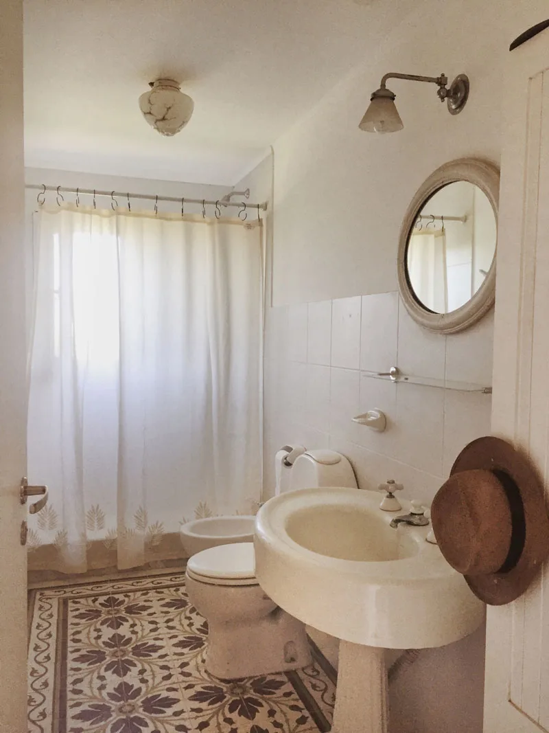 Kupatilo u vintage stilu sa retro pločicama