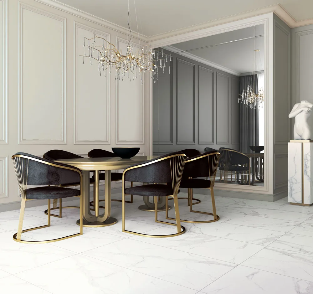 moderno uređena trpezarija sa zlatnim trpezarijskim stolom, zlatno crnim stolicama i belo sivim keramičkim pločicama