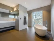 belo moderno kupatilo sa braon podom