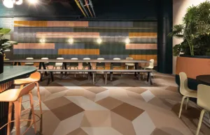 kafić sa modernim enterijerom i krem belim podom u dizajnu geometrijskih figura