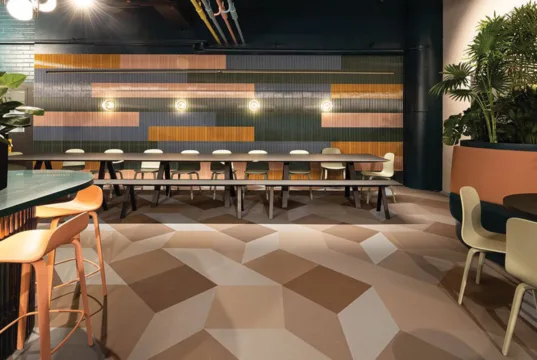 kafić sa modernim enterijerom i krem belim podom u dizajnu geometrijskih figura