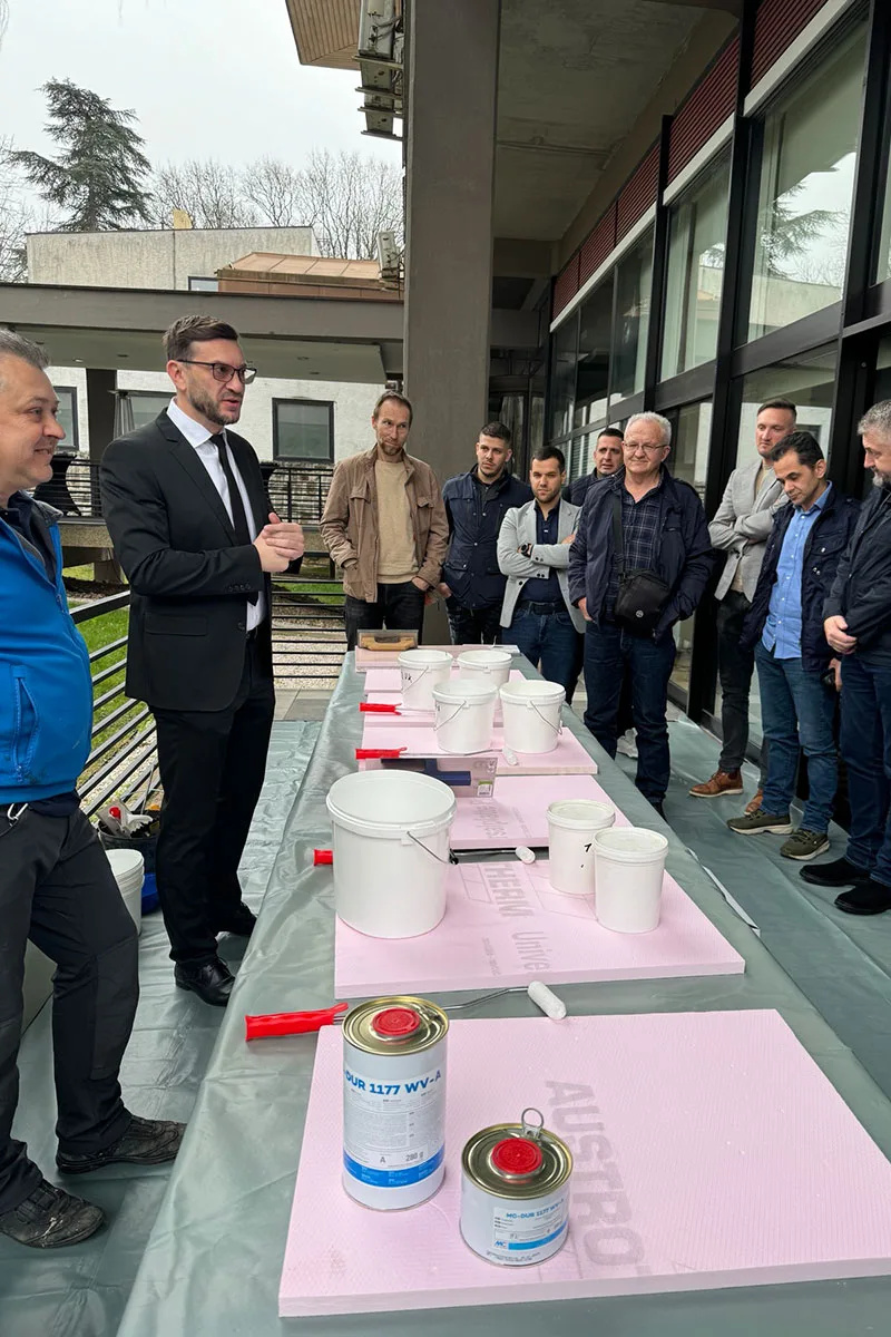 stručni primer primene proizvoda, ljudi iz firme sa proizvodima ispred ljudi učesnika seminara