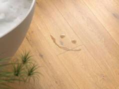 Laminatni pod NatureSense Aqua u kupatilu