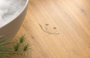 Laminatni pod NatureSense Aqua u kupatilu