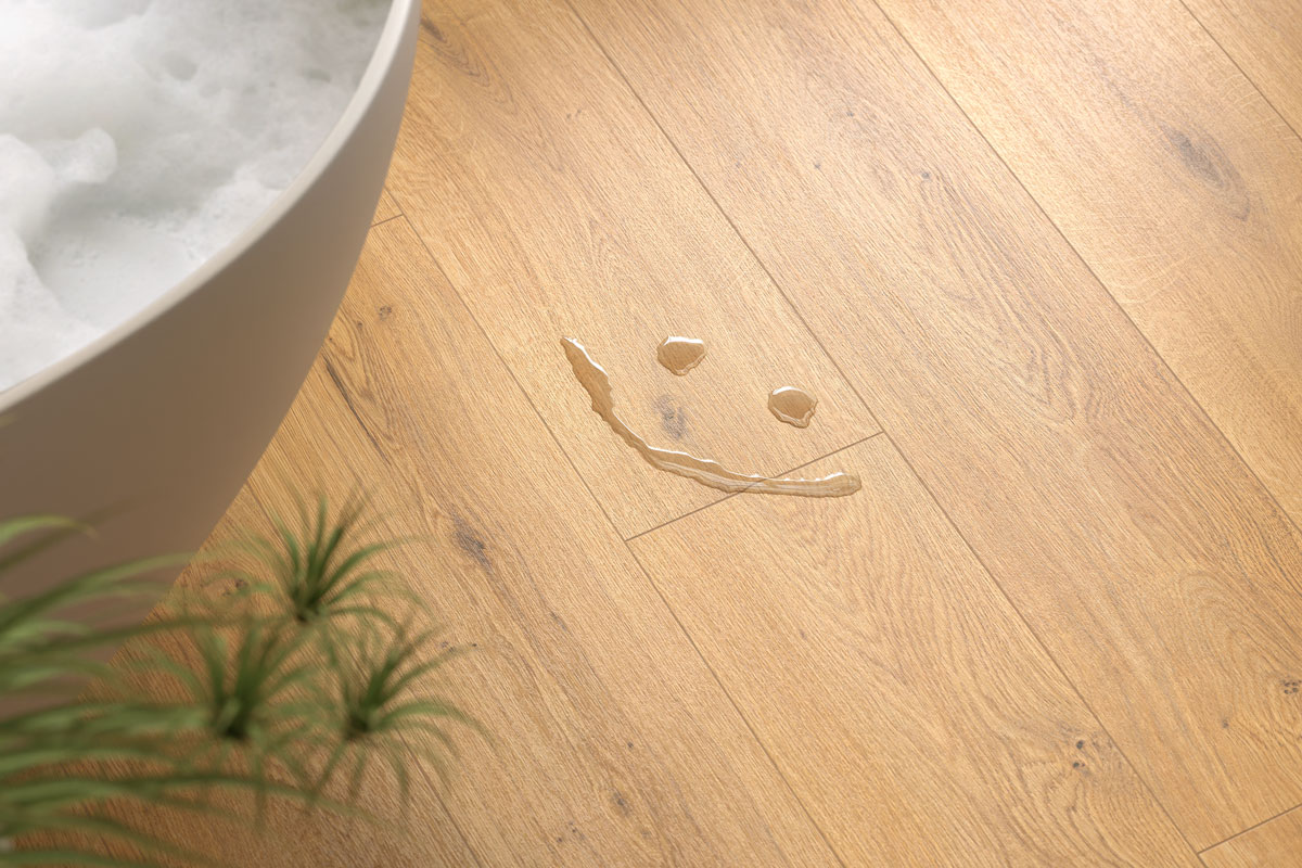 Laminatni pod NatureSense Aqua u kupatilu