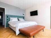 Stručnost i preciznost za pod koji traje Prunus podne obloge u enterijeru spavaće sobe / foto: Prunus