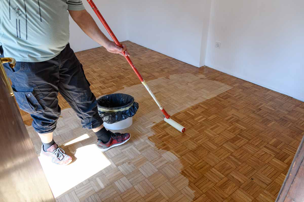Nanošenje zavrsnog laka na parket