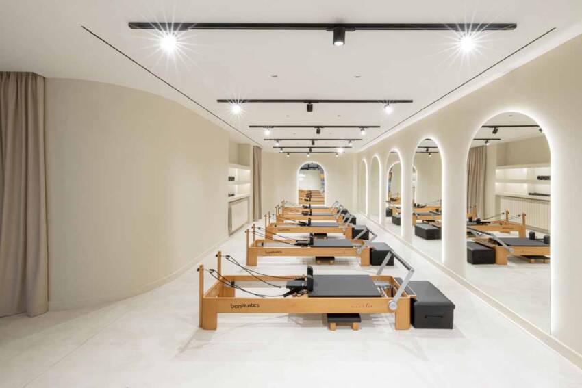 Prostor za vežbanje sa reformer spravama u Elia Pilates Studiju / foto: Jovana Rakezić