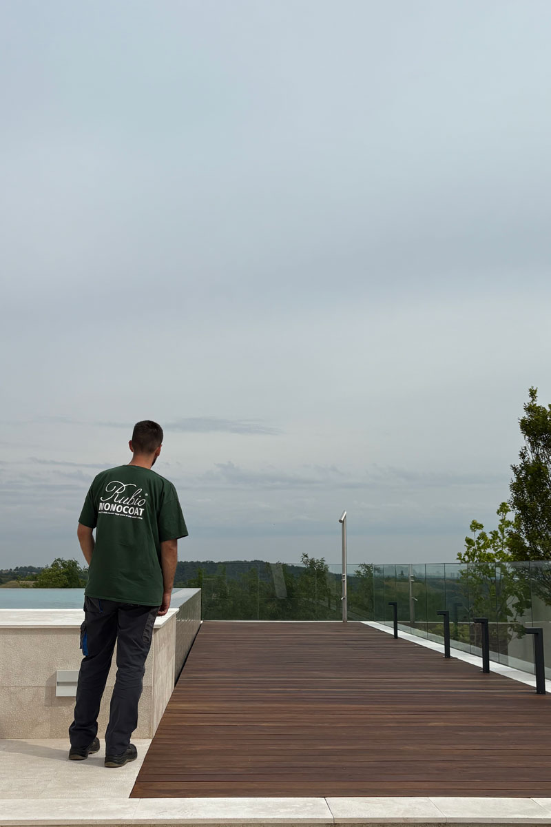 Nanošenje premaza na drveni pod pored bazena / foto: Magic Floor