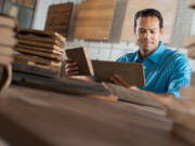 Čovek gleda uzorke drvenih podova