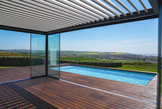 Magic Floor – Pouzdan partner za dugotrajna drvena rešenja Drveni pod pored bazena / foto: Magic Floor